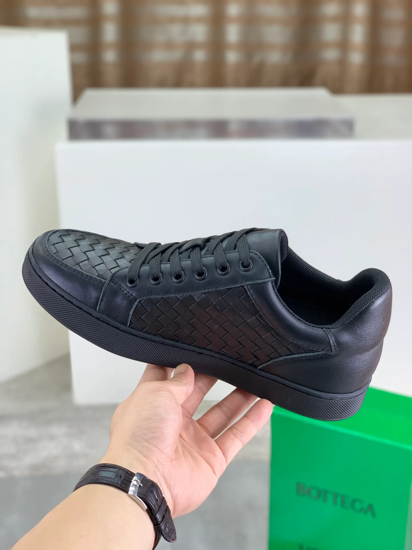 Factory price P720 💰Top quality💎💎💎 BOTTEGA VENETA official website synchronous couple👫The latest top version of the highest version of BV high-top casual shoes in the market, accept material comparison, shoe type comparison, process comparison, practical and textured, versatile, suitable for any occasion, the more you look at it, the more flavorful it becomes. Pure hand-woven craftsmanship - upper material, imported original woven calfskin - high-quality water-dyed cowhide inside - original private model customized outsole -Size: male 39-44 (customized 38 45 46) female 35-39 (customized 34 40 41) Comes with original BV green box, complete packaging.